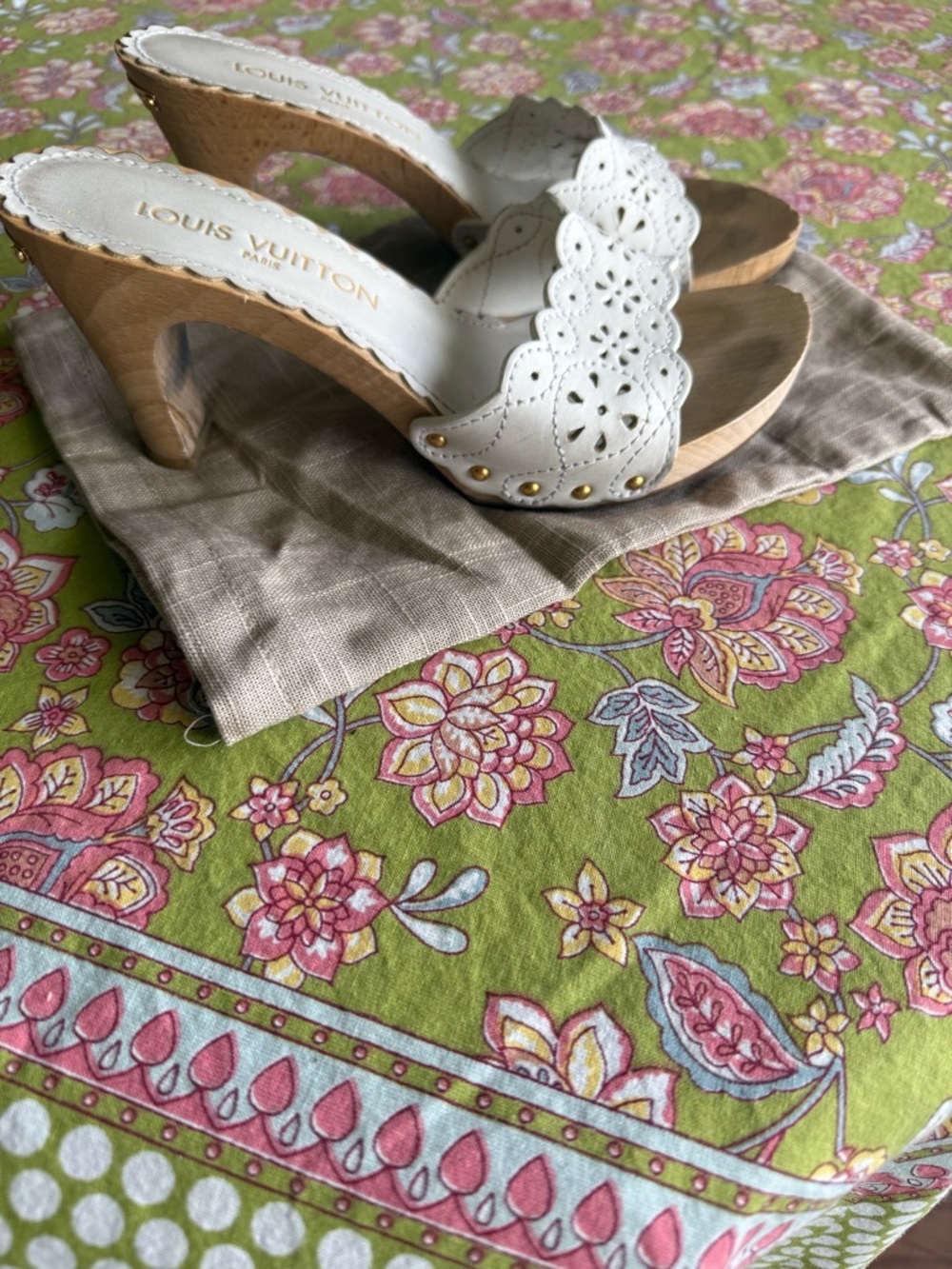 Louis Vuitton White Scalloped Laser-Cut Leather Mules - Picture 3 of 5